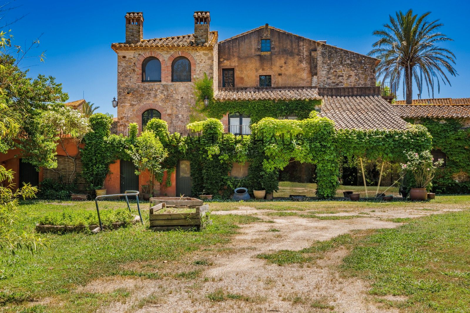 Vista exterior de Finca rústica en venda en Parlavà amb Aire condicionat, Jardí privat i Terrassa