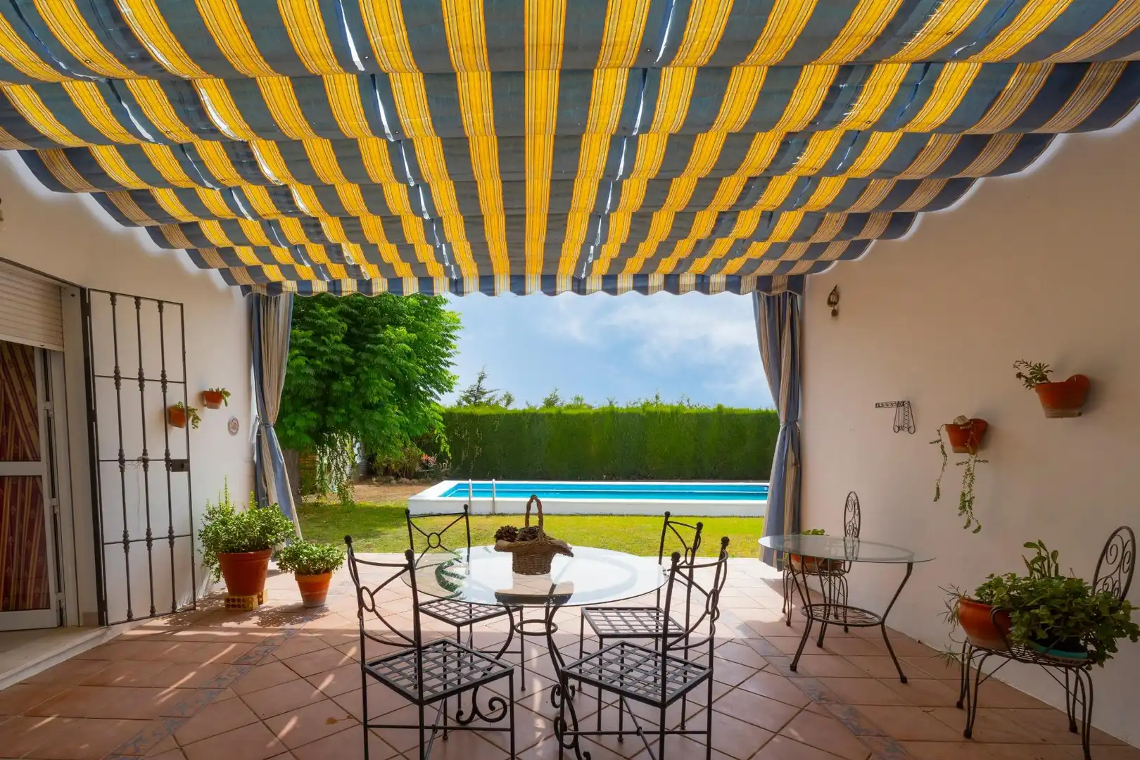 Terrassa de Casa o xalet en venda en Sanlúcar la Mayor amb Jardí privat, Traster i Piscina