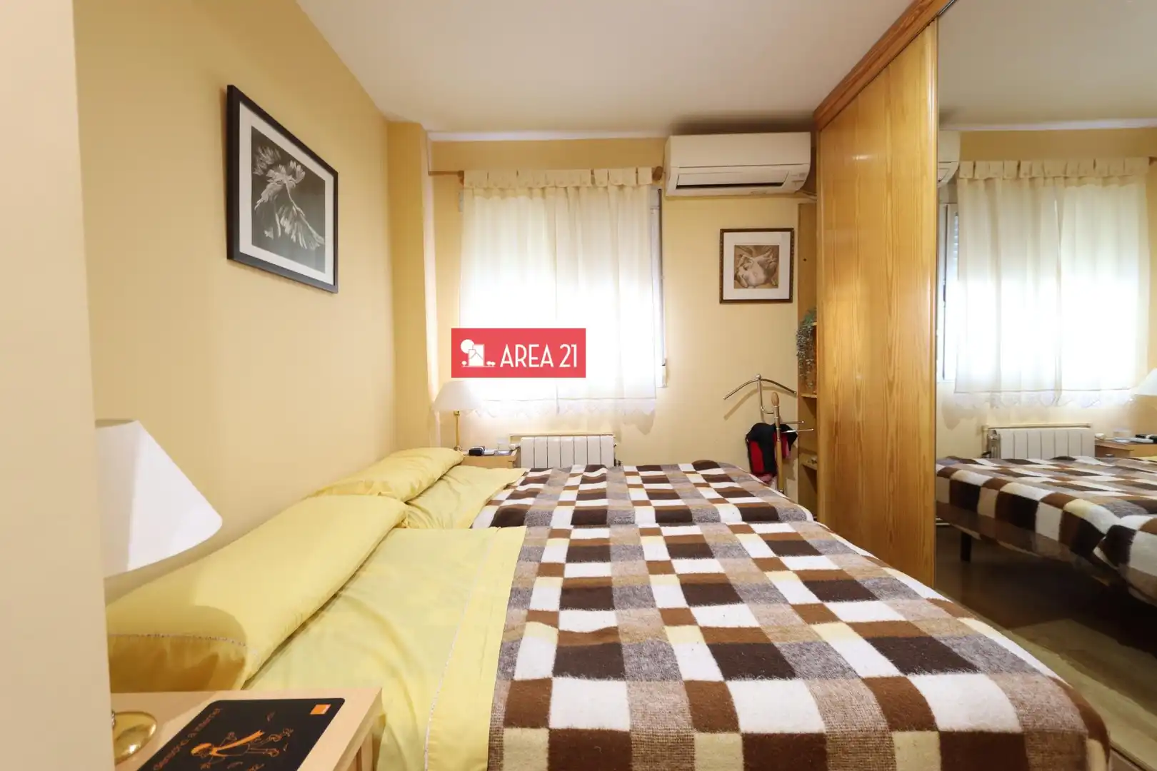 Dormitori de Àtic en venda en La Pobla de Vallbona amb Aire condicionat, Parquet i Terrassa