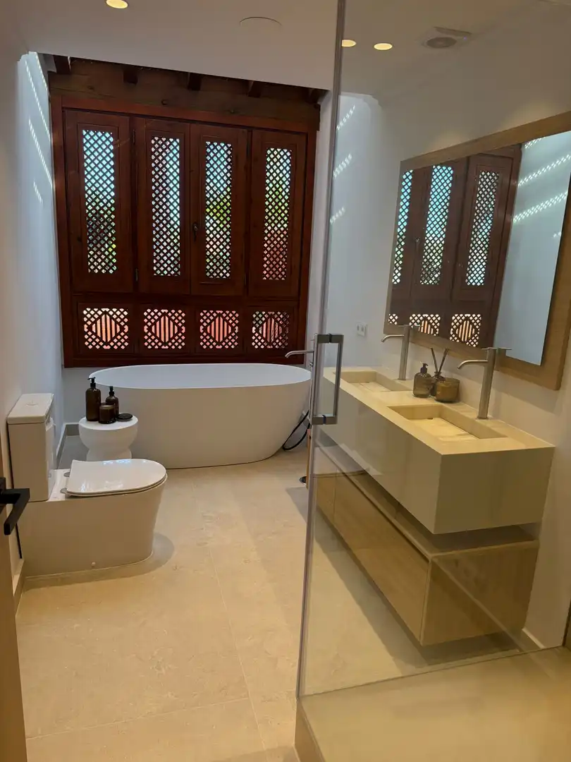 Baño de Apartamento de alquiler en Marbella con Aire acondicionado, Calefacción y Terraza