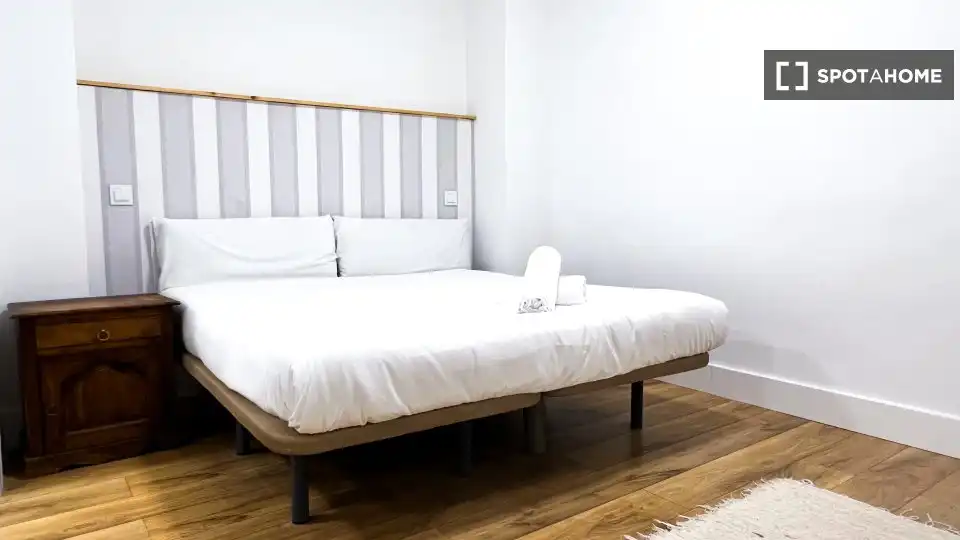 Schlafzimmer von Wohnung zur Miete in Madrid mit Klimaanlage, Heizung und Möbliert