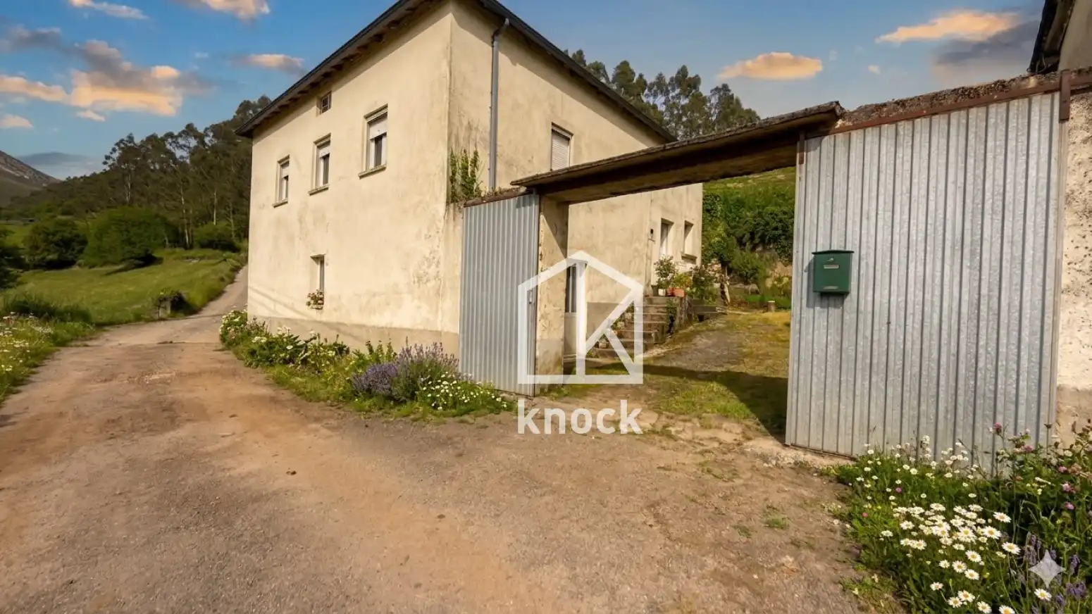 Vista exterior de Casa o xalet en venda en Valdés - Luarca amb Calefacció i Jardí privat