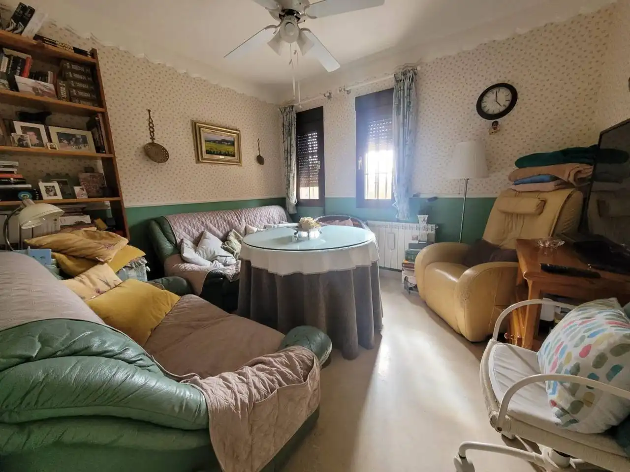 Sala d'estar de Casa o xalet en venda en Baza amb Jardí privat, Terrassa i Piscina