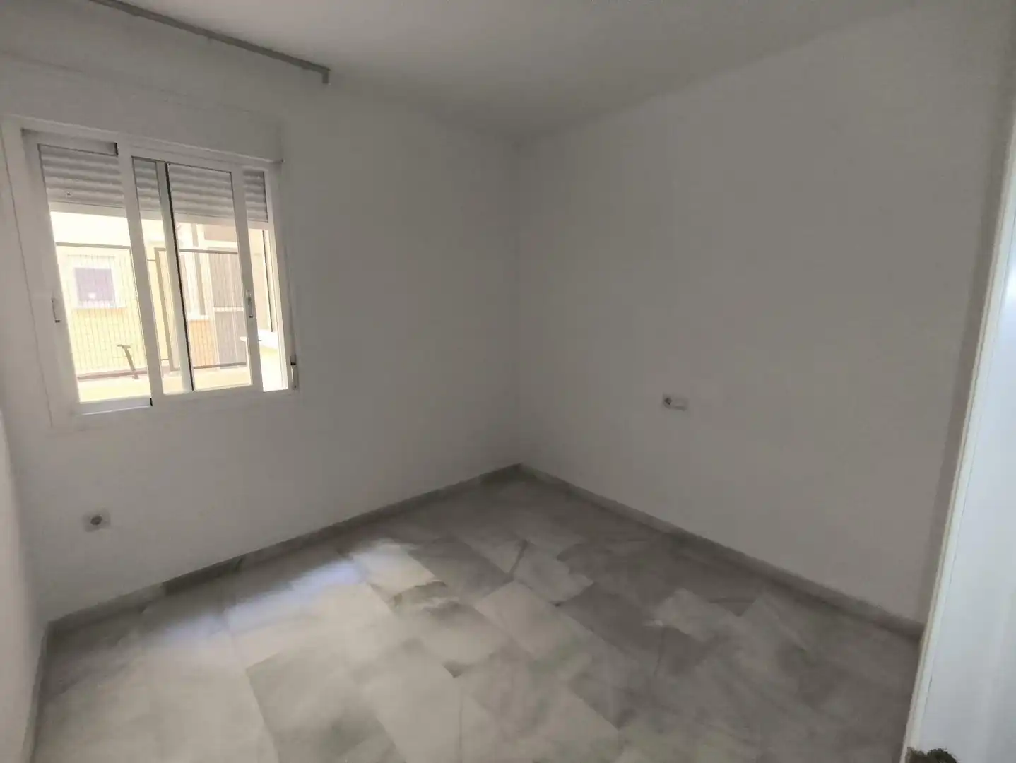 Schlafzimmer von Wohnungen zum Verkauf in Fuengirola mit Klimaanlage, Heizung und Privatgarten