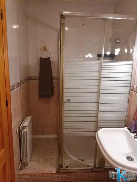 Bany de Casa adosada en venda en Linares amb Calefacció, Traster i Piscina