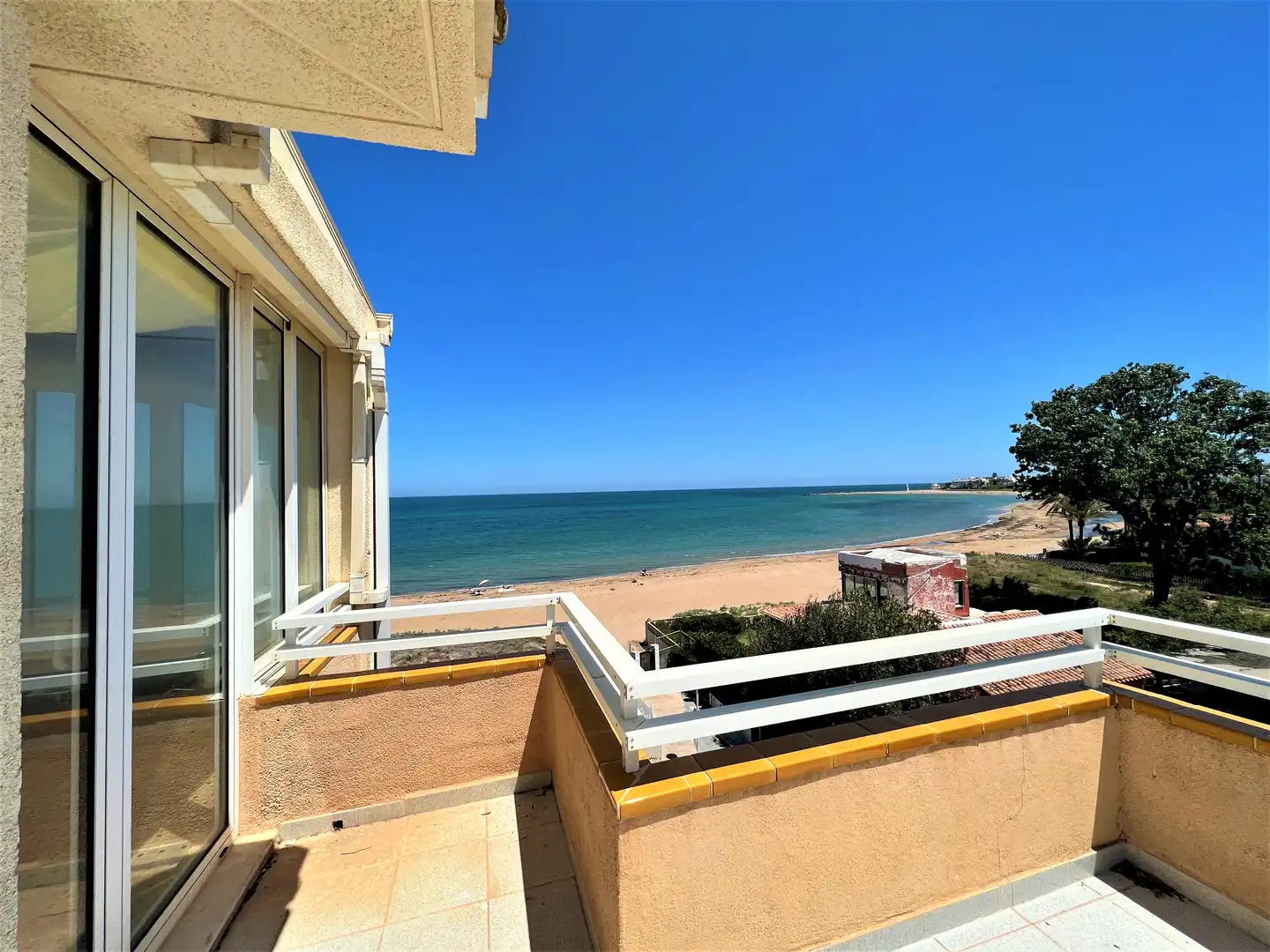 Vista exterior de Àtic en venda en Dénia amb Aire condicionat, Calefacció i Jardí privat