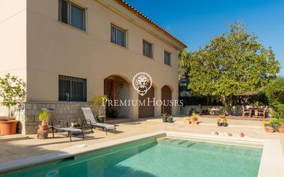 Vista exterior de Casa o xalet en venda en Vilanova i la Geltrú amb Aire condicionat i Piscina