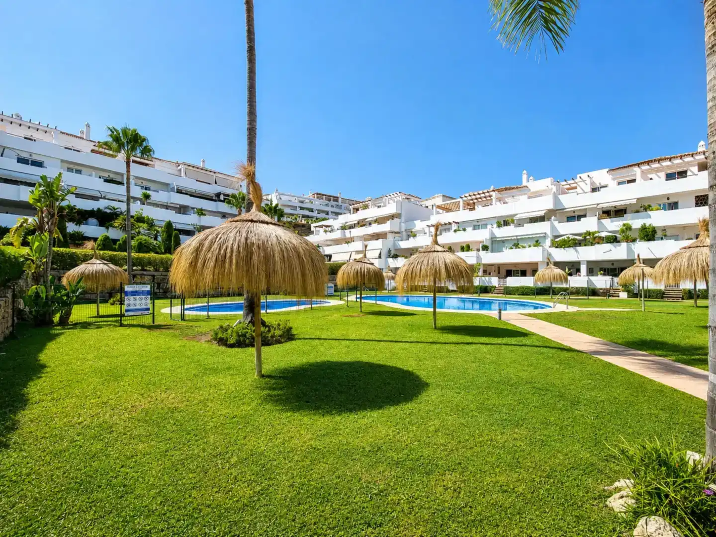 Außenansicht von Wohnung zur Miete in Estepona mit Klimaanlage, Schwimmbad und Balkon