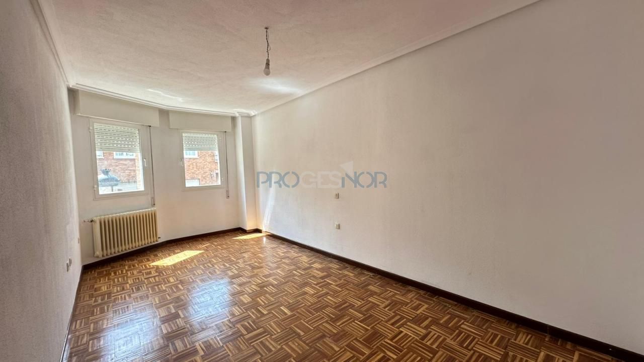 Bedroom of Flat for sale in Villaquilambre  with Heating, Terrace and Storage room