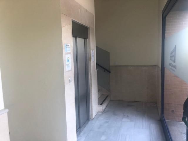 Oficina en venta en Tomares con Aire acondicionado y Calefacción