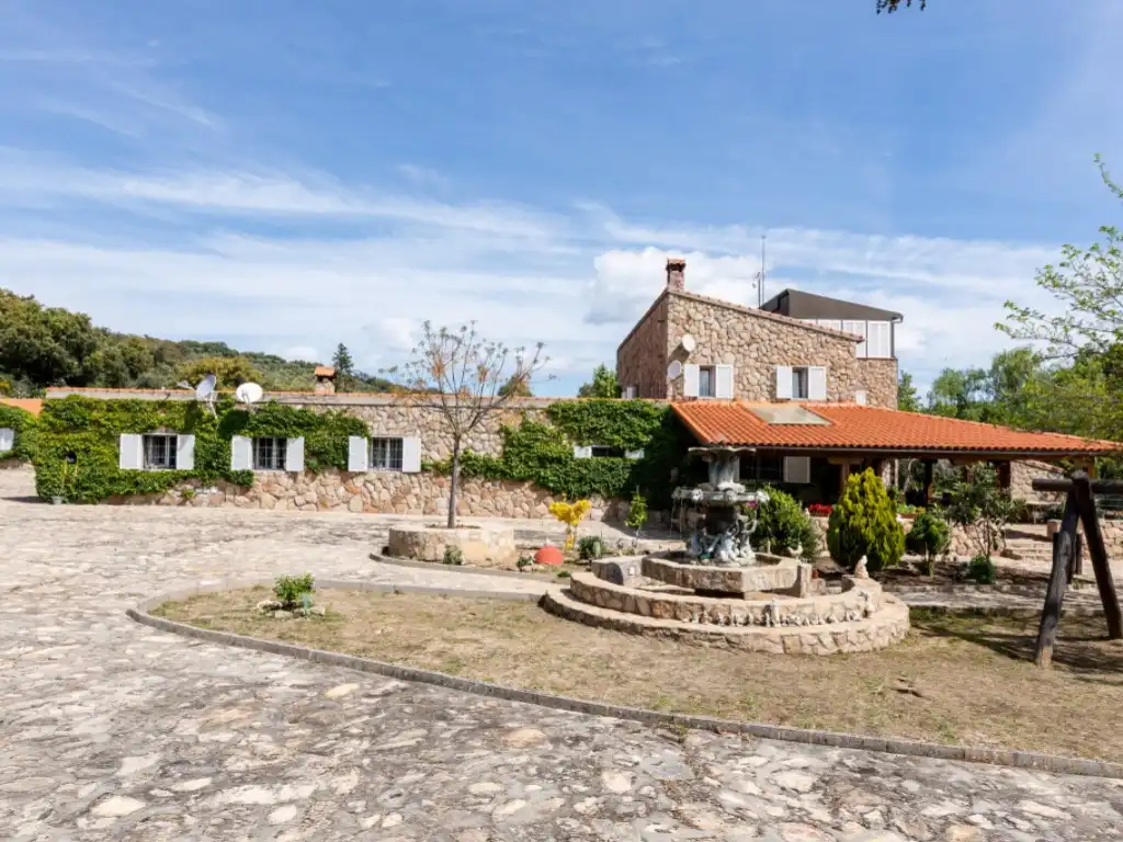 Vista exterior de Casa o chalet en venta en Espinoso del Rey con Terraza, Piscina y Amueblado