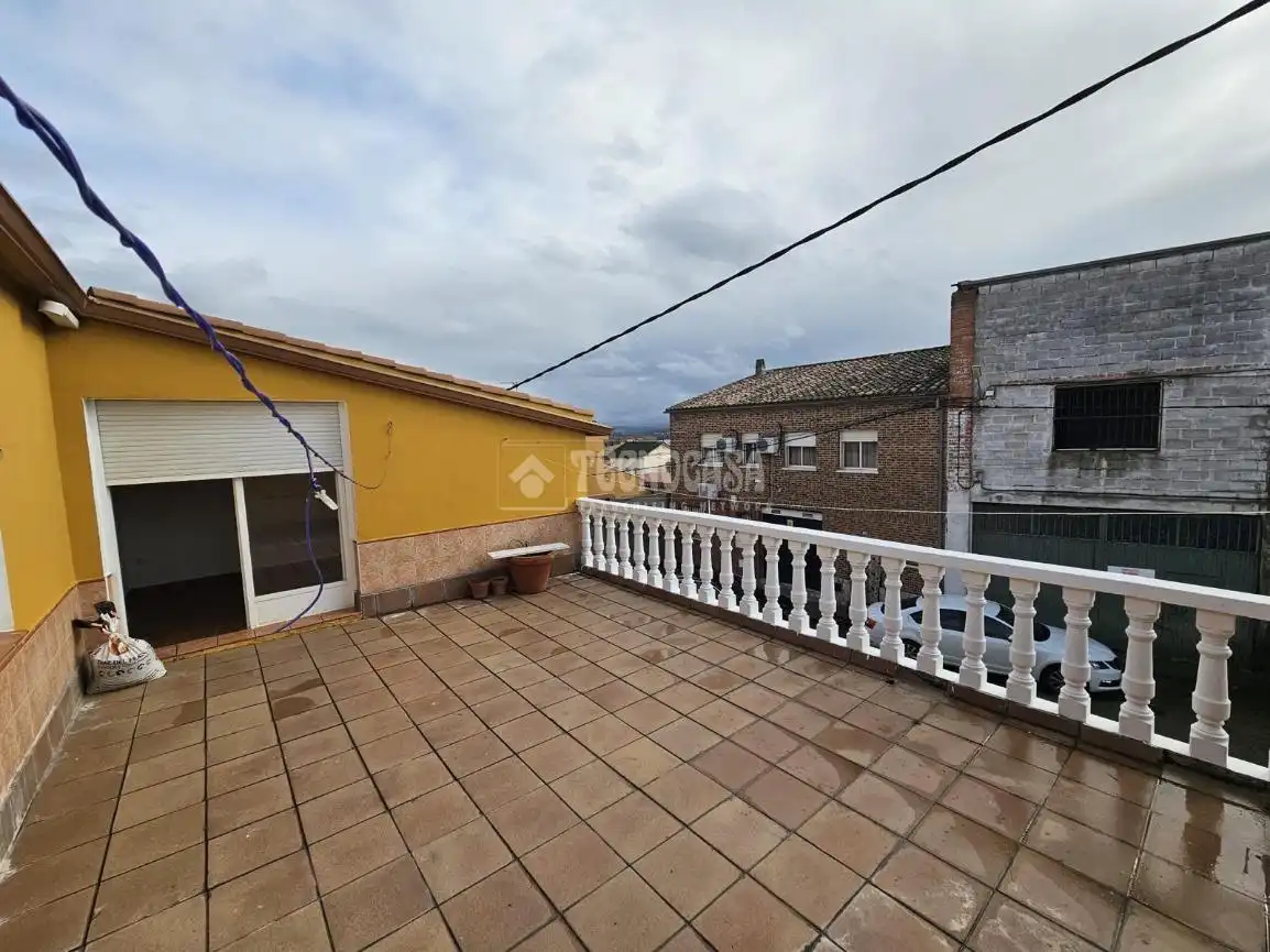 Exterior view of Detached homes for sale in El Puente del Arzobispo  with Heating