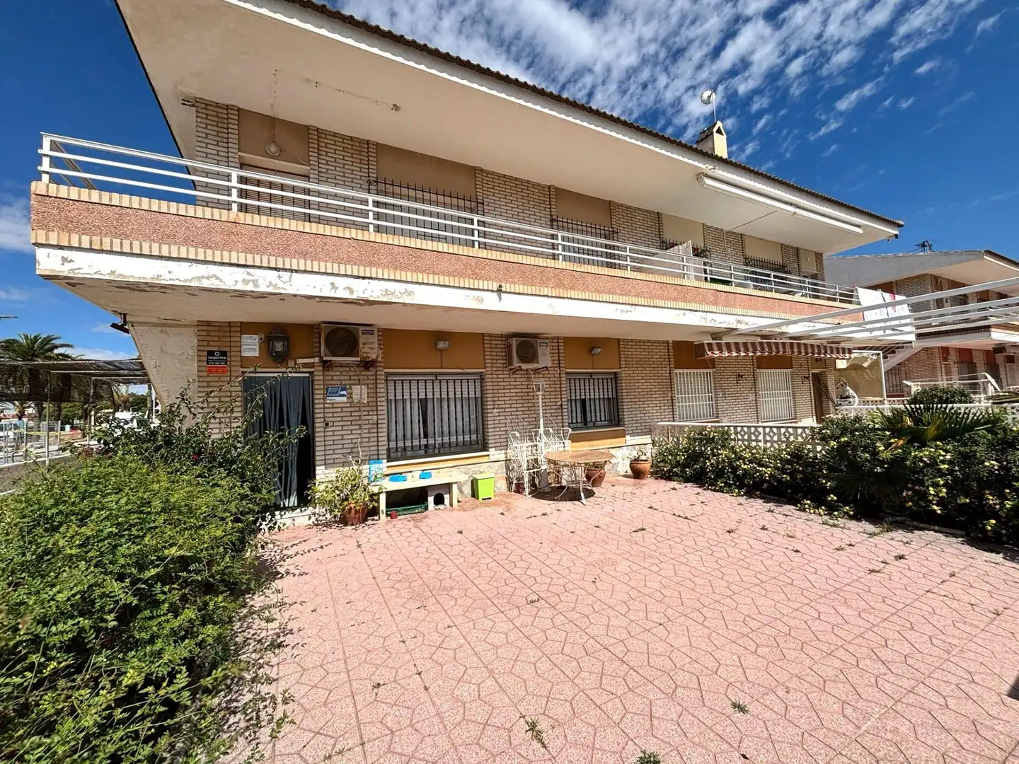 Außenansicht von Einfamilien-Reihenhaus zum Verkauf in Los Alcázares mit Klimaanlage und Privatgarten
