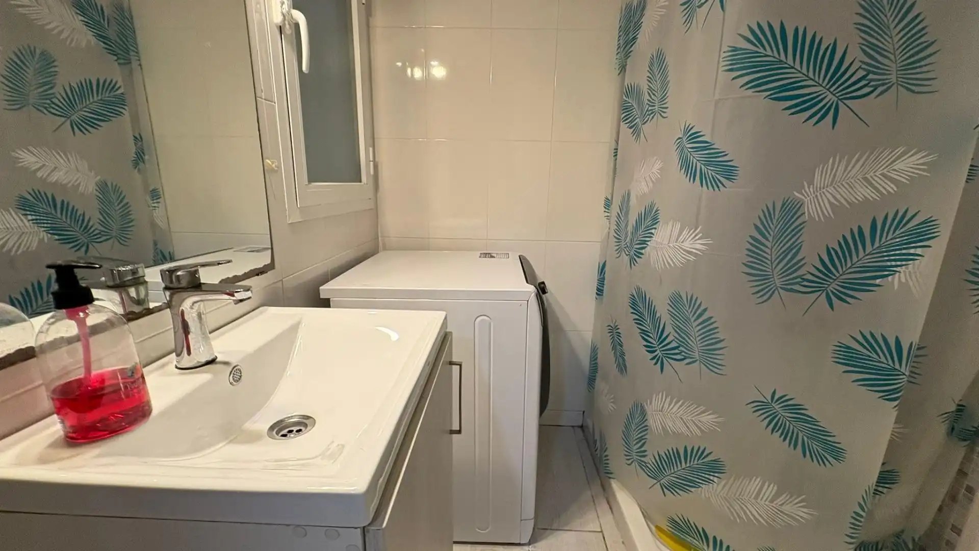 Badezimmer von Wohnung zur Miete in Málaga mit Klimaanlage und Möbliert