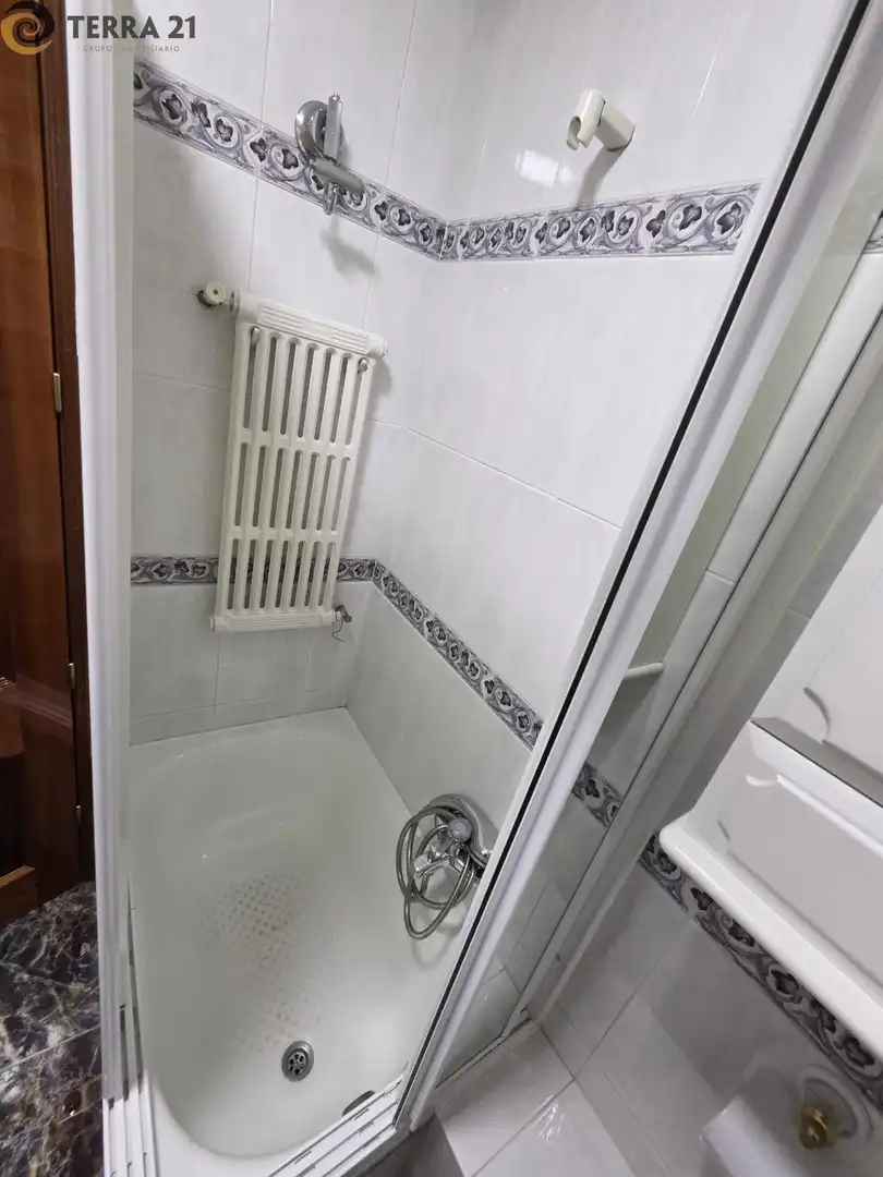 Bathroom of Flat for rent in Jaén  with Air Conditioner and Heating