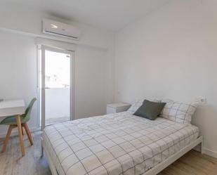 Bedroom of Apartment to share in  Valencia Capital  with Air Conditioner and Balcony