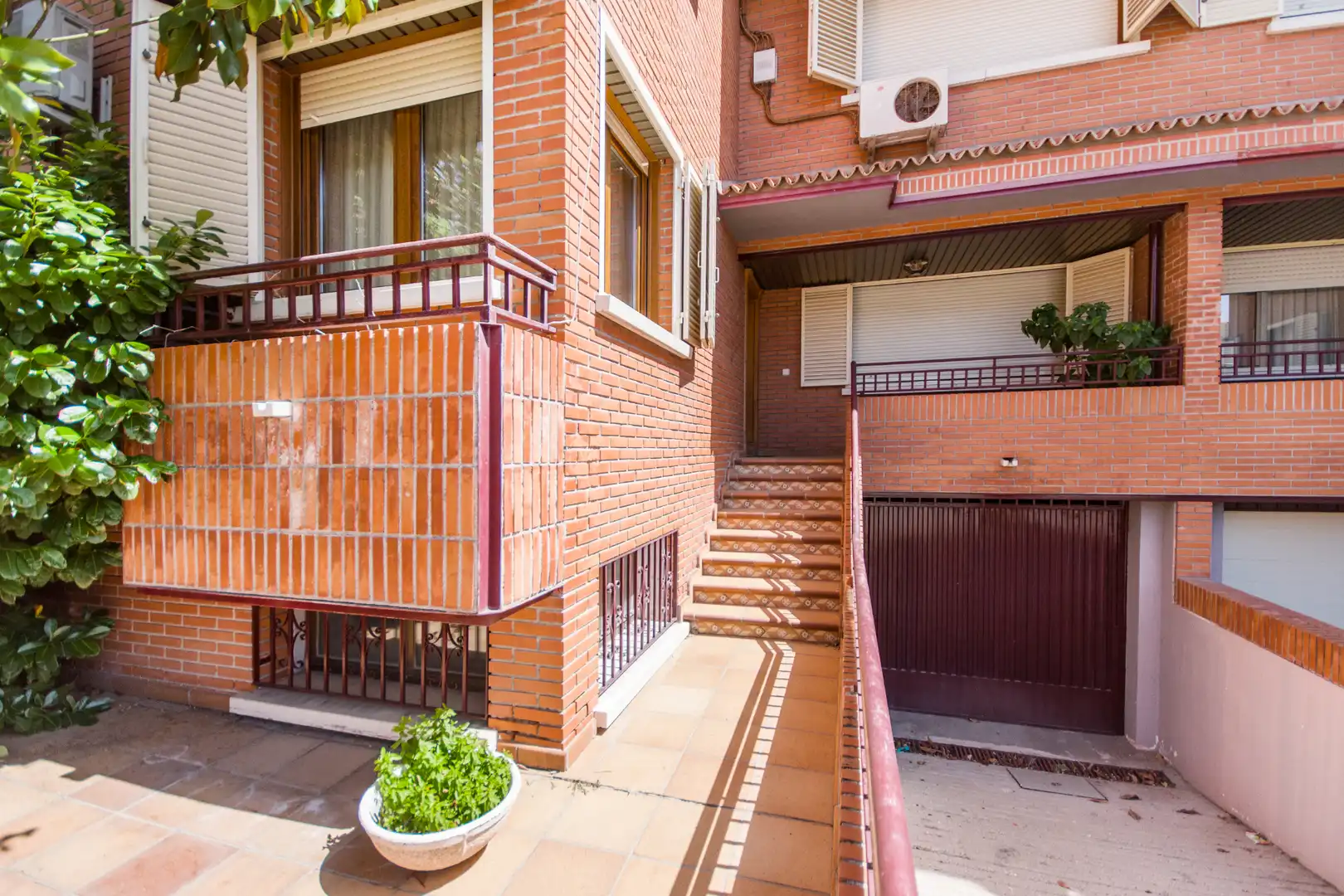 Vista exterior de Casa adosada en venda en Getafe amb Aire condicionat, Calefacció i Jardí privat