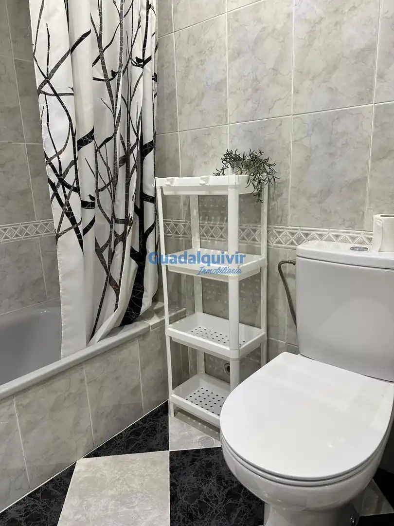 Badezimmer von Wohnung zur Miete in Sevilla mit Klimaanlage, Heizung und Terrasse