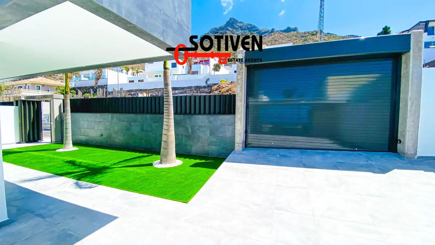 Vista exterior de Casa o xalet de lloguer en Adeje amb Jardí privat, Terrassa i Piscina