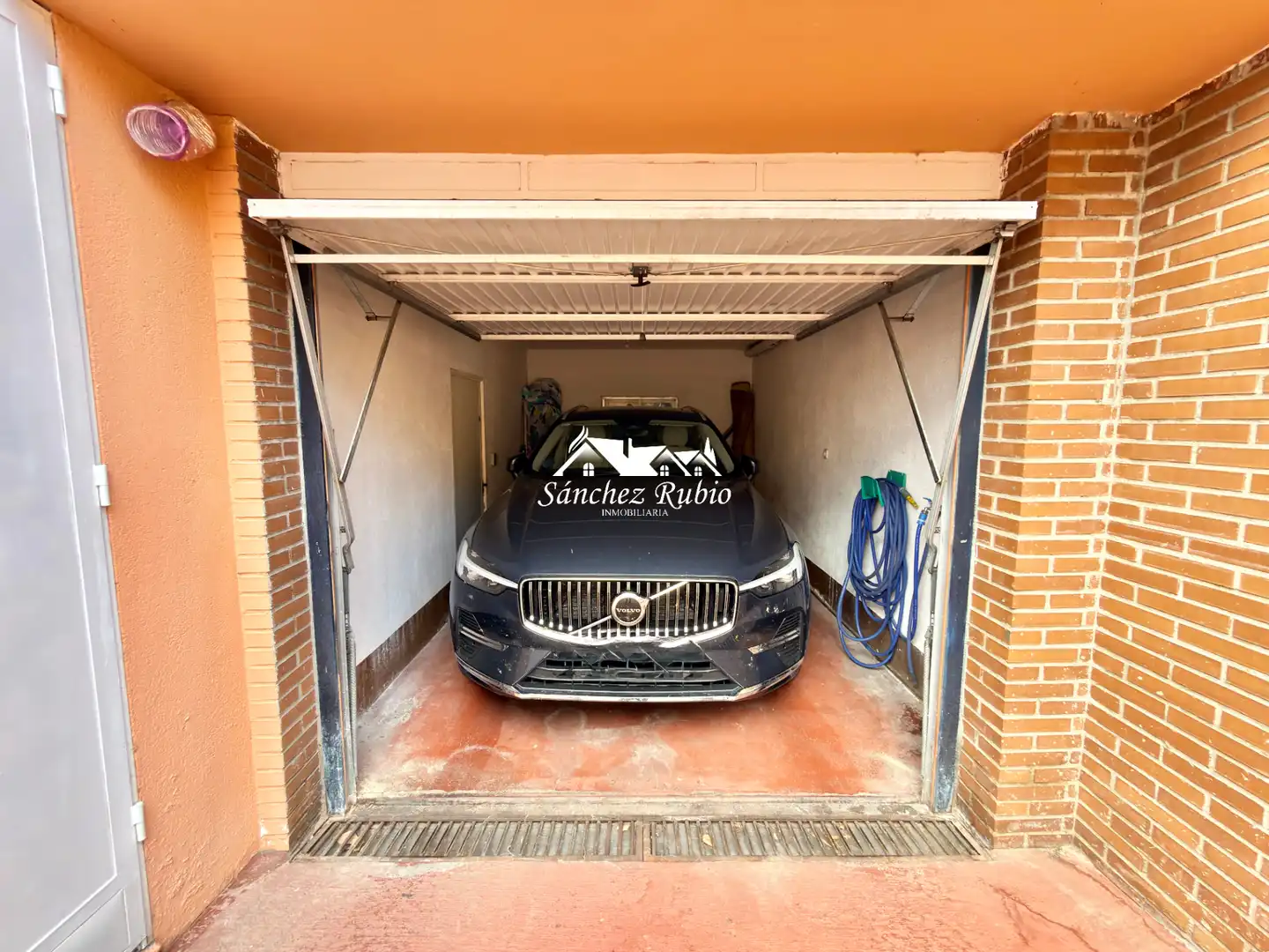 Parkplatz von Einfamilien-Reihenhaus zur Miete in Torrelodones mit Heizung, Privatgarten und Parkett