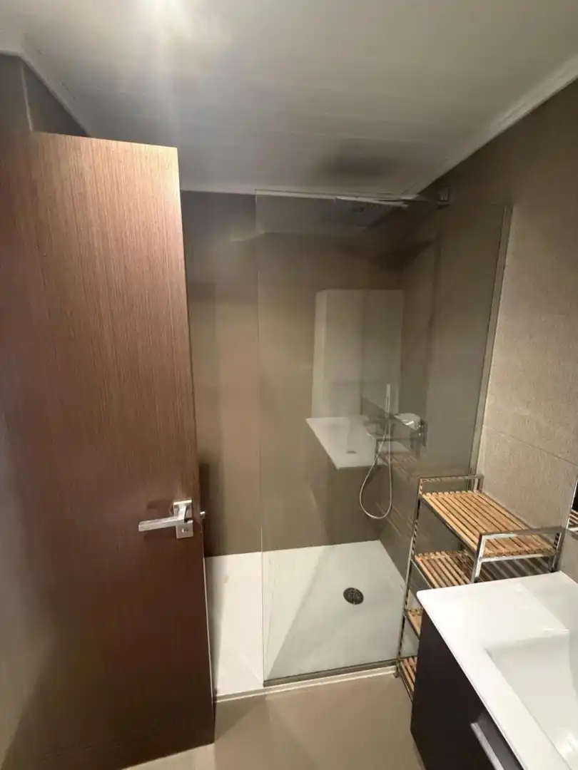 Badezimmer von Dachboden zur Miete in Benahavís mit Klimaanlage, Terrasse und Abstellraum