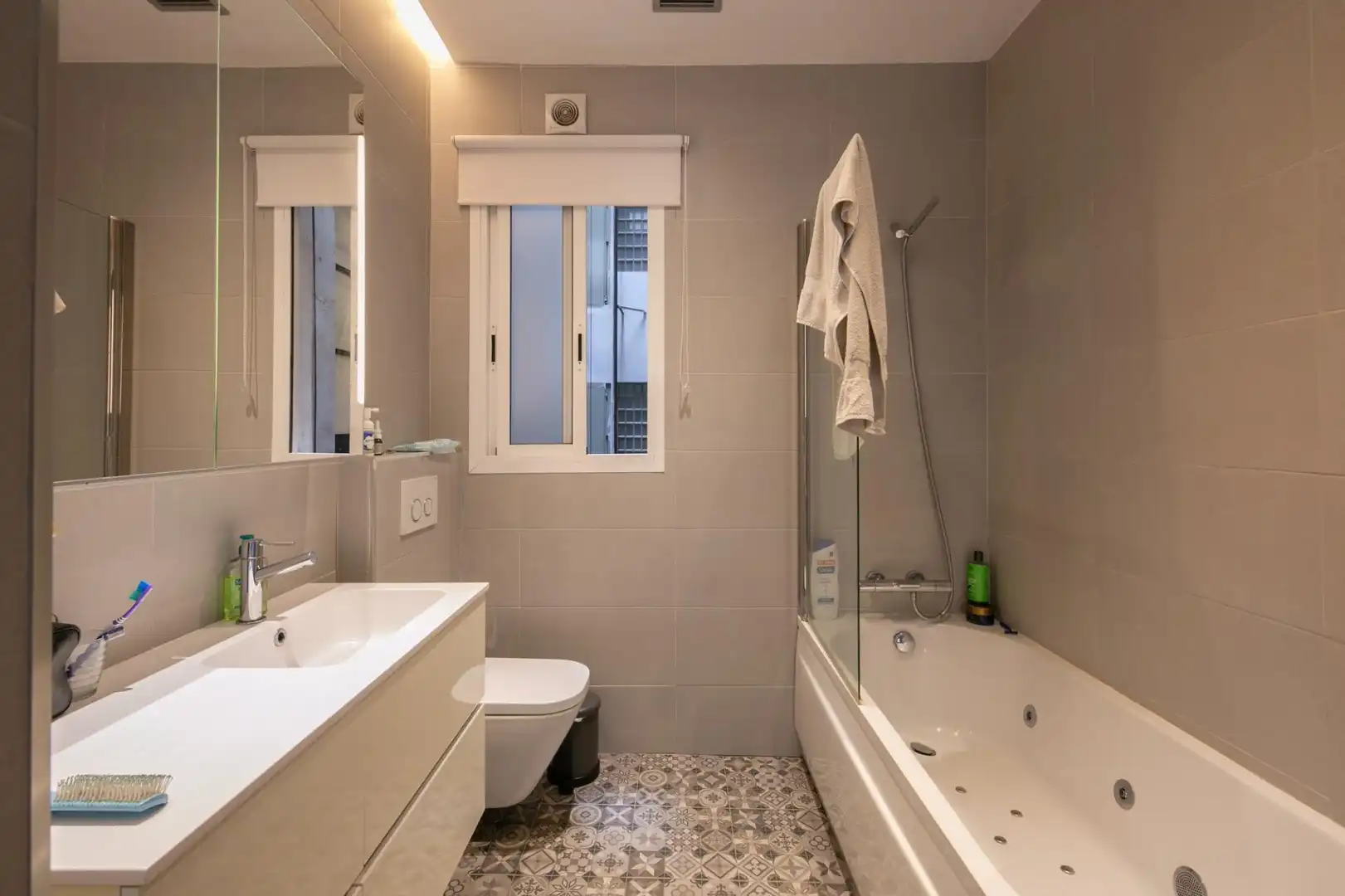 Baño de Piso de alquiler en Barcelona con Calefacción, Parquet y Amueblado