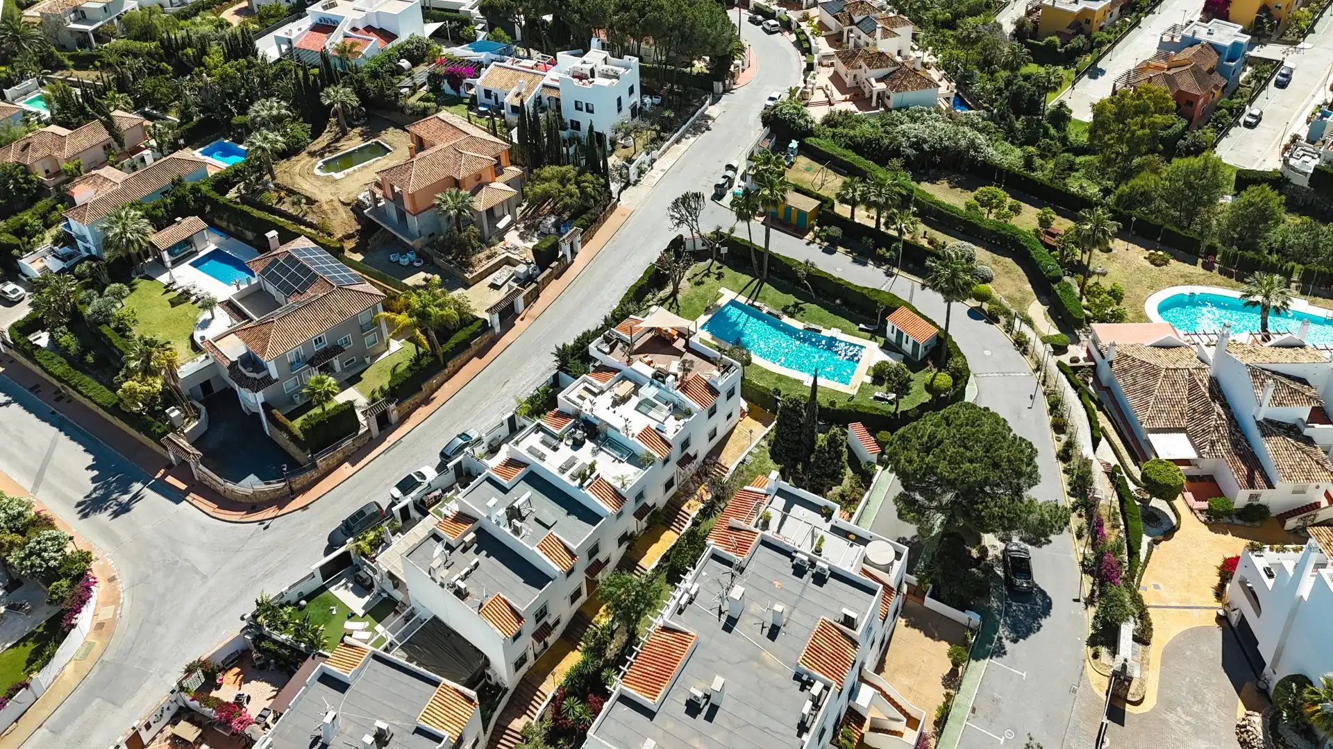 Außenansicht von Einfamilien-Reihenhaus zum Verkauf in Marbella mit Klimaanlage, Heizung und Privatgarten