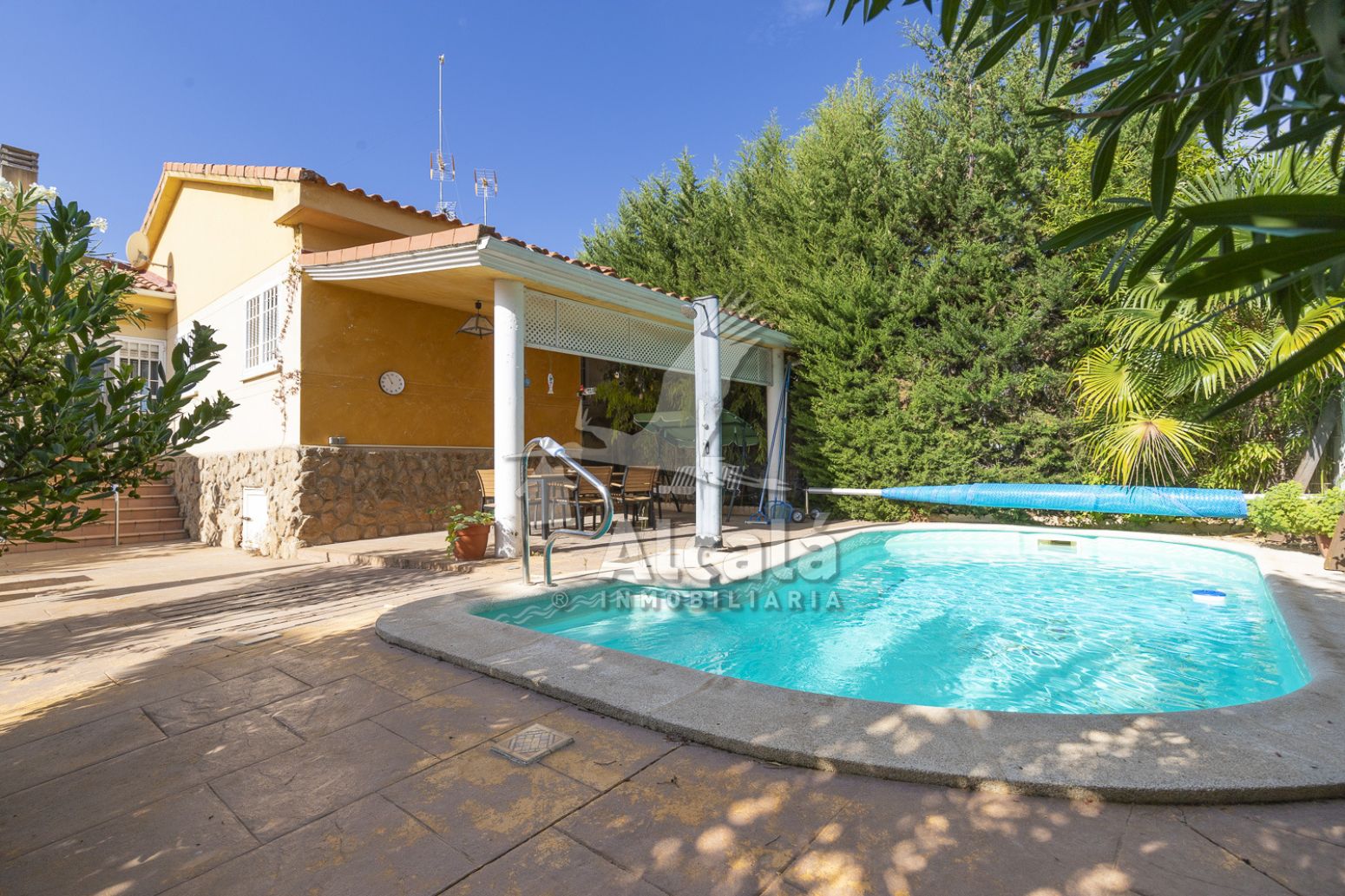 Vista exterior de Casa adosada en venda en Loranca de Tajuña amb Calefacció, Jardí privat i Traster