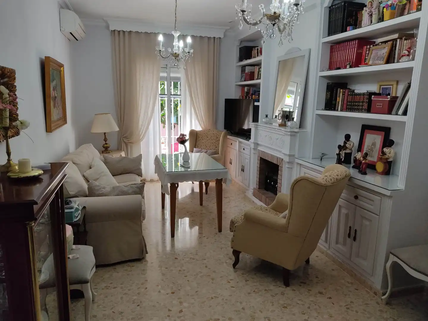 Sala d'estar de Casa adosada en venda en Utrera amb Aire condicionat