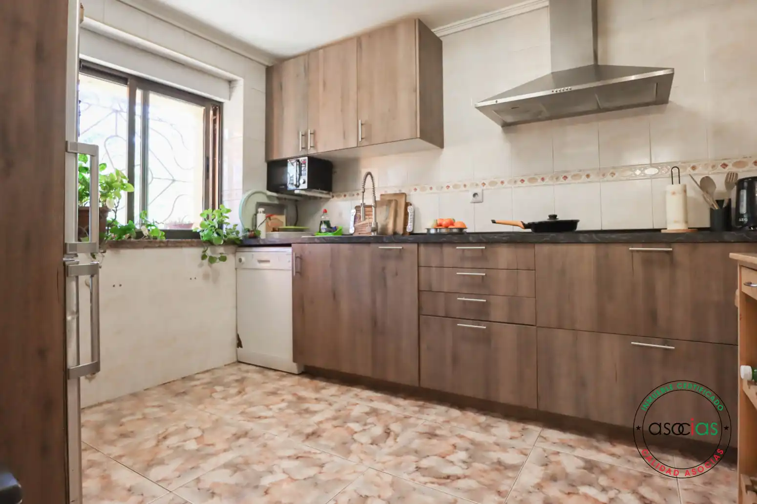 Cuina de Casa o xalet en venda en Oviedo  amb Calefacció, Jardí privat i Parquet