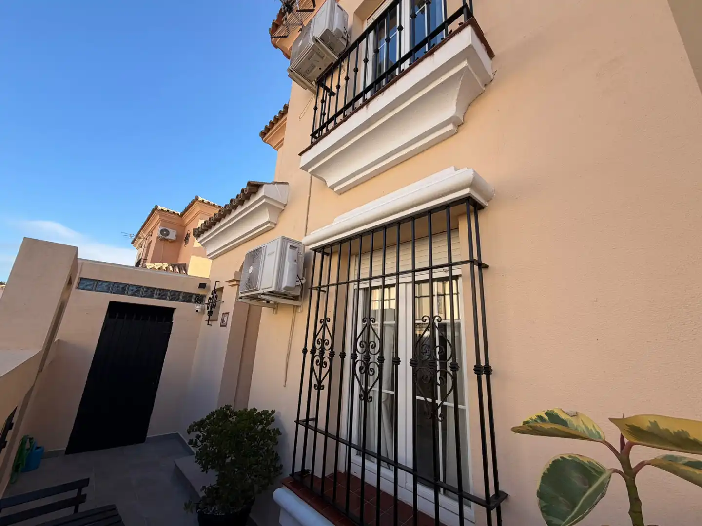 Vista exterior de Casa adosada en venda en La Línea de la Concepción amb Moblat