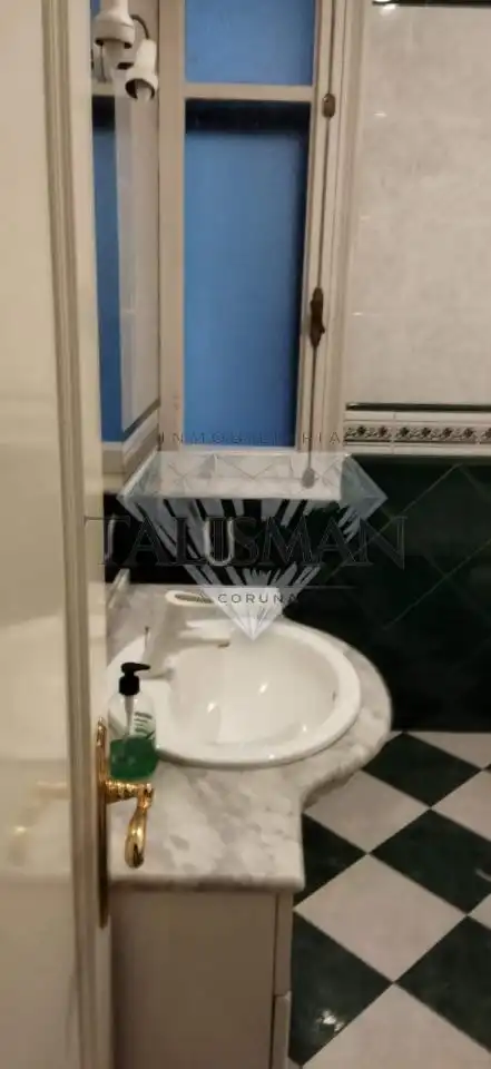 Baño de Piso de alquiler en A Coruña Capital  con Calefacción, Parquet y Amueblado