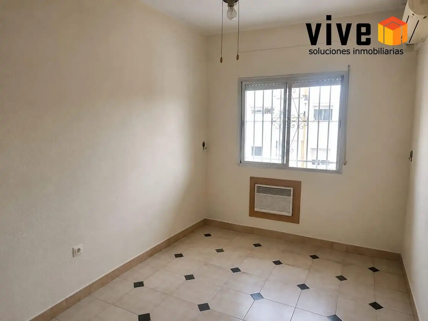 Bedroom of Flat for sale in Sevilla  with Air Conditioner, Terrace and Furnished