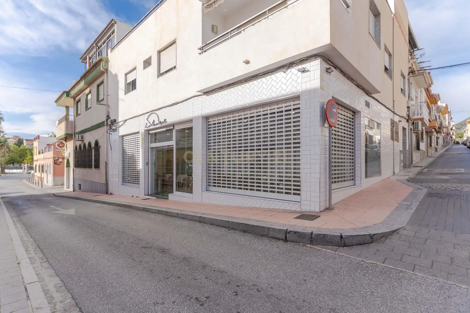 Vista exterior de Local en venda en Motril amb Aire condicionat