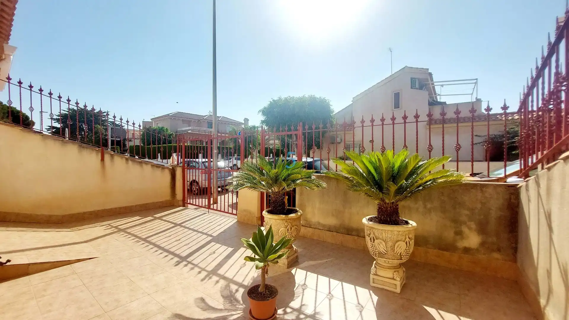 Vista exterior de Casa adosada en venda en Los Alcázares amb Terrassa, Moblat i Balcó