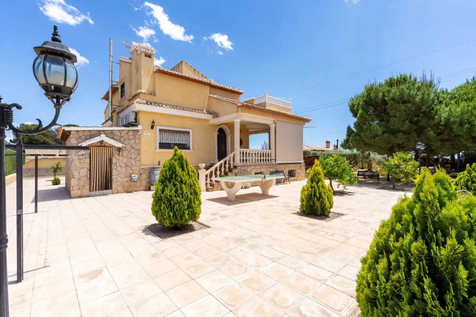 Vista exterior de Casa o chalet en venta en San Vicente del Raspeig / Sant Vicent del Raspeig con Aire acondicionado, Calefacción y Jardín privado