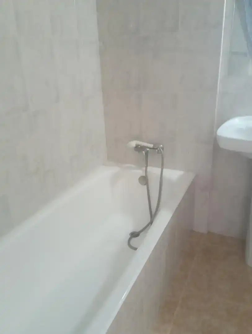 Badezimmer von Erdgeschoss zur Miete in Madrid mit Klimaanlage und Ofen