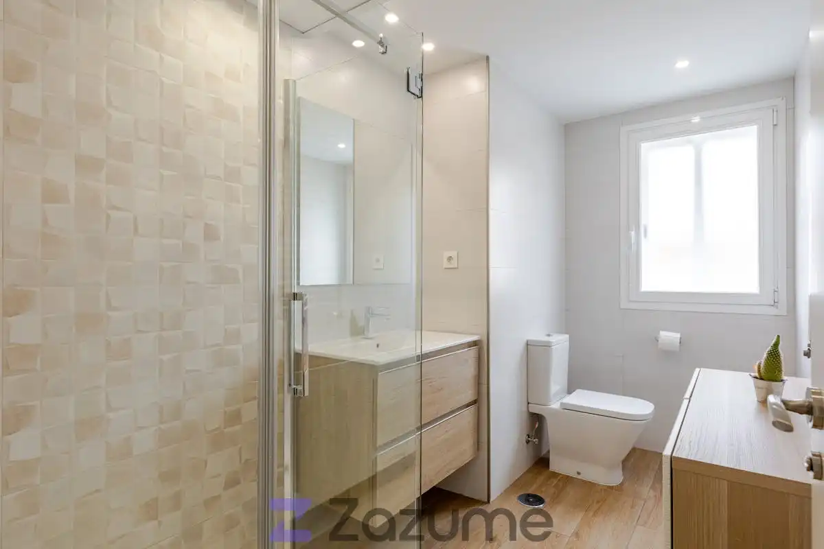 Badezimmer von Wohnung zur Miete in Madrid mit Klimaanlage, Heizung und Terrasse