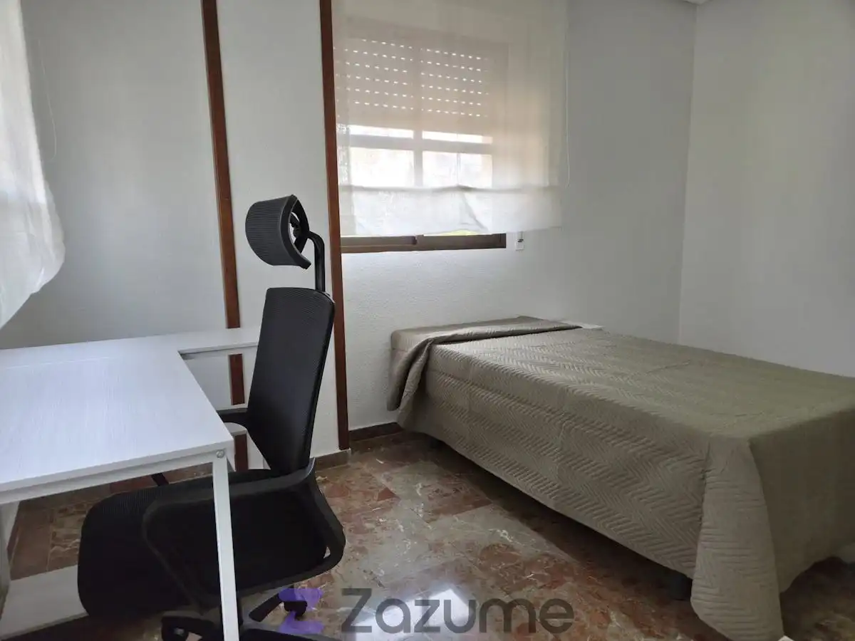 Habitación de Piso de alquiler en Jaén con Jardín privado, Piscina y Amueblado