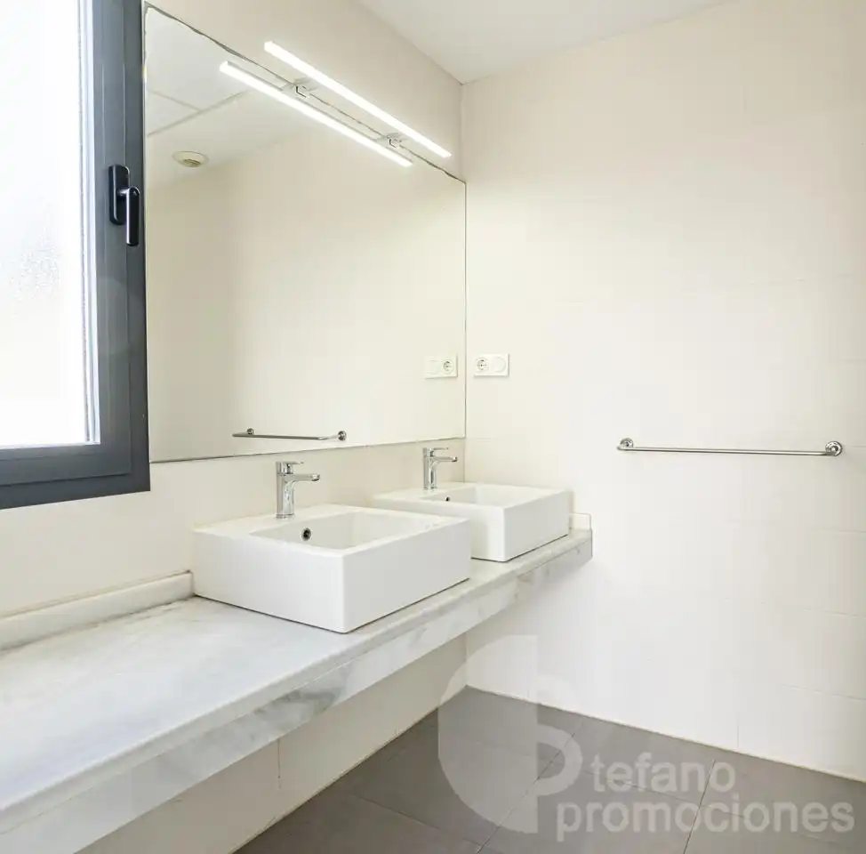 Baño de Casa adosada en venta en Málaga con Aire acondicionado, Calefacción y Jardín privado