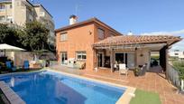 Vista exterior de Casa o xalet en venda en Sant Boi de Llobregat amb Aire condicionat, Terrassa i Piscina