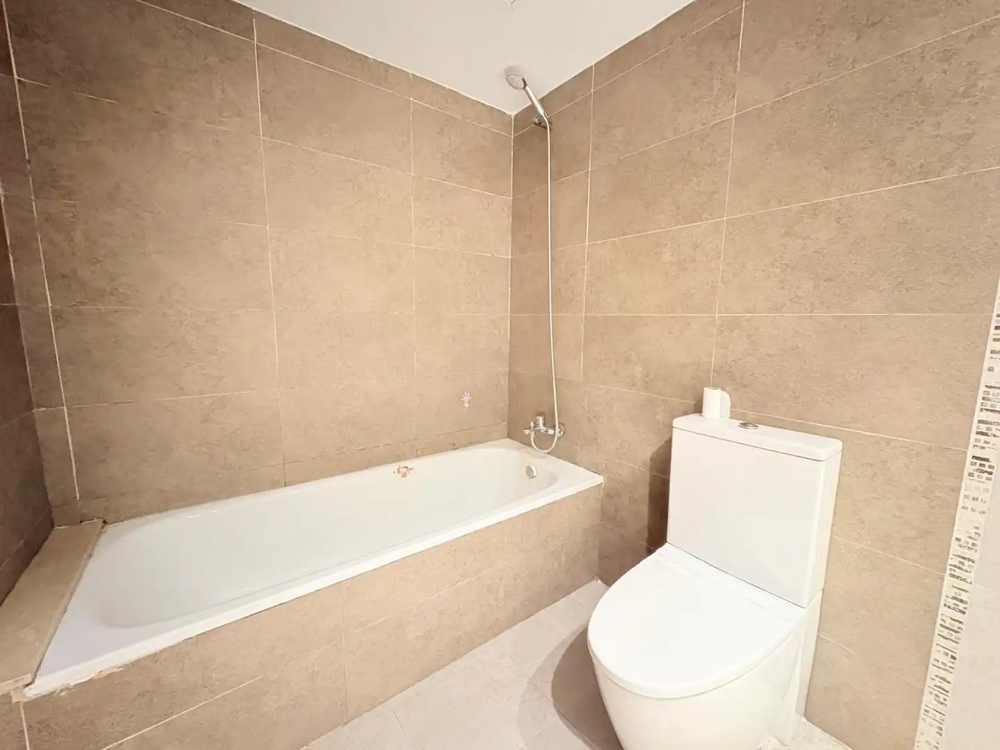 Baño de Piso en venta en Sedaví con Aire acondicionado, Jardín privado y Balcón