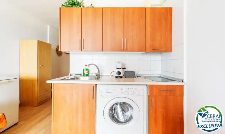 Cuina de Estudi en venda en Empuriabrava amb Terrassa, Moblat i Microones