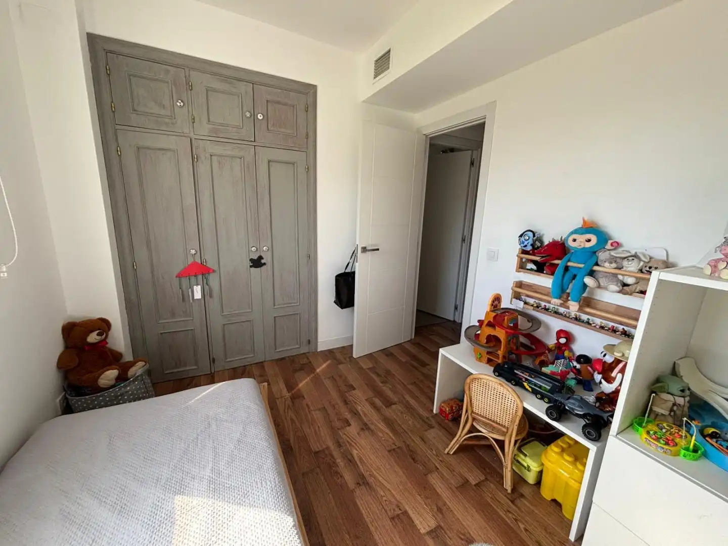 Habitación de Casa adosada en venta en Bormujos con Aire acondicionado, Terraza y Trastero