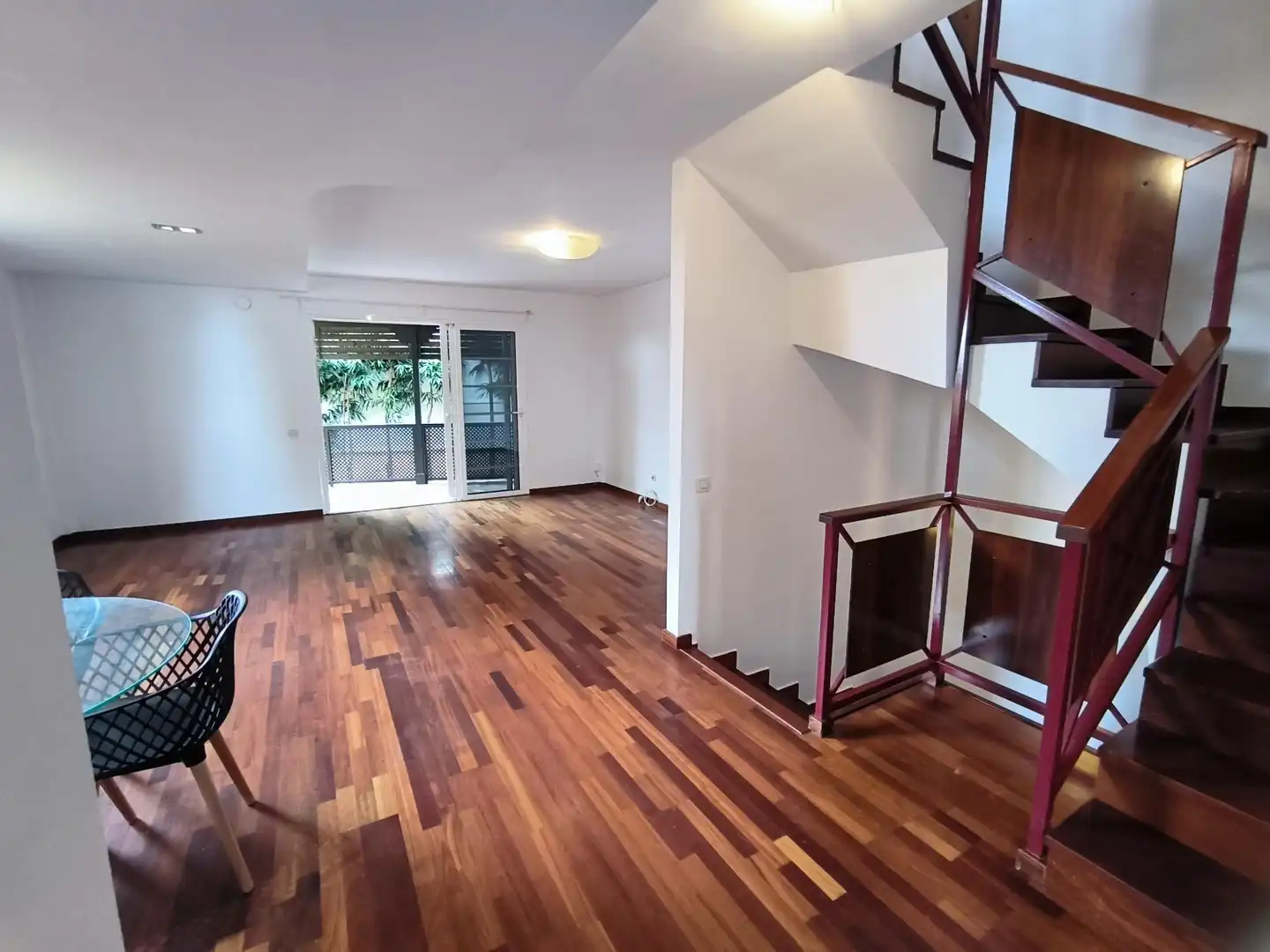 Sala d'estar de Casa adosada en venda en Las Palmas de Gran Canaria amb Jardí privat, Parquet i Terrassa