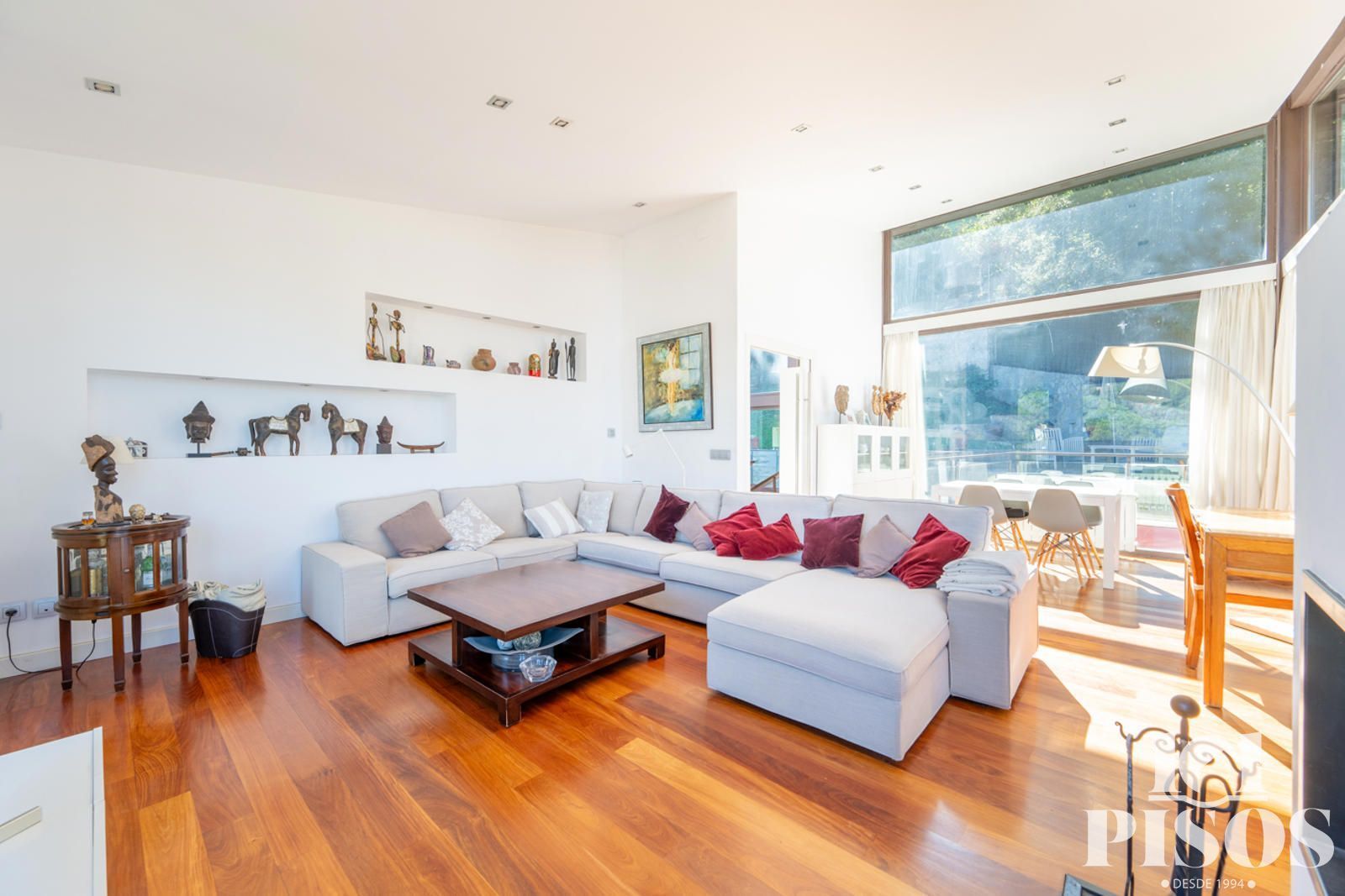 Sala d'estar de Casa o xalet en venda en Sant Cugat del Vallès amb Calefacció, Jardí privat i Terrassa