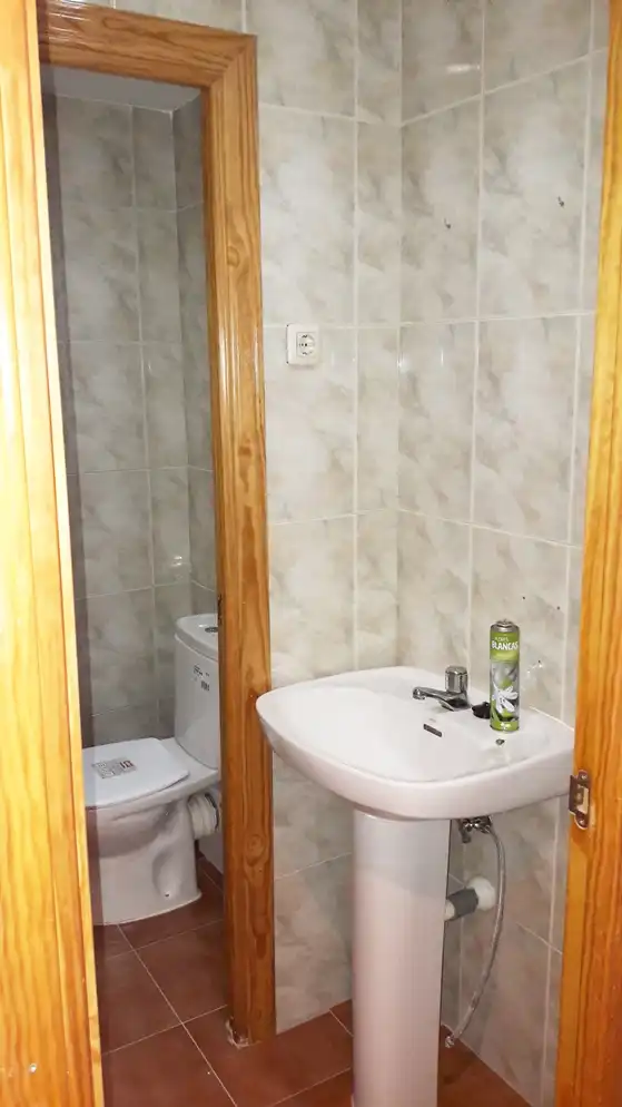 Bany de Local de lloguer en Getafe amb Aire condicionat i Parquet
