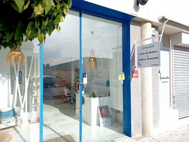 Locale commerciale in affitto a Calle Nobel 3