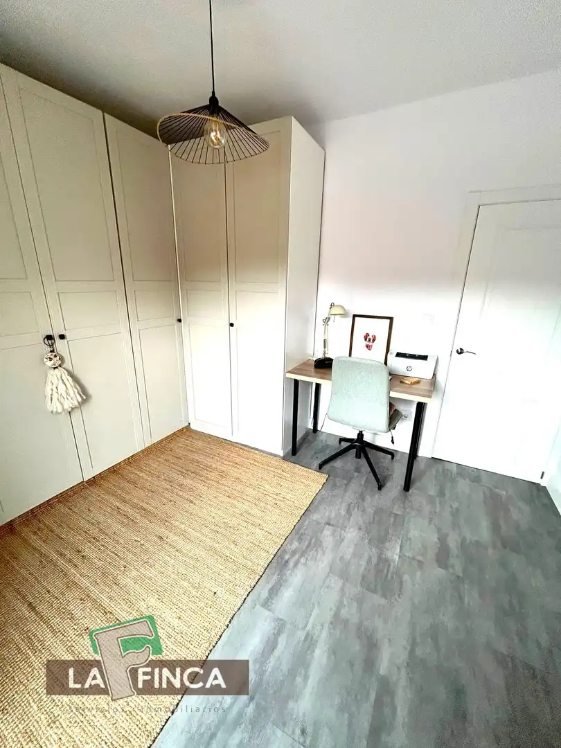 Habitación de Piso en venta en Oviedo  con Calefacción, Terraza y Trastero