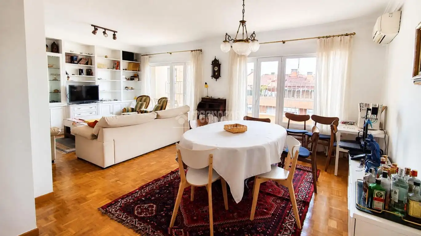 Sala d'estar de Pis en venda en Madrid amb Aire condicionat